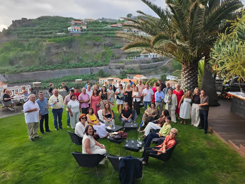 A equipa da Predimed Madeira One reunida, com a paisagem da Madeira em fundo