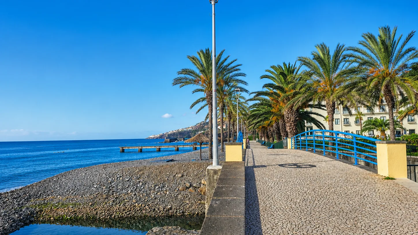 Frente-mar de Santa Cruz com palmeiras, Madeira