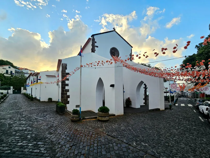 A igreja matriz de Santa Cruz engalanada para a festa