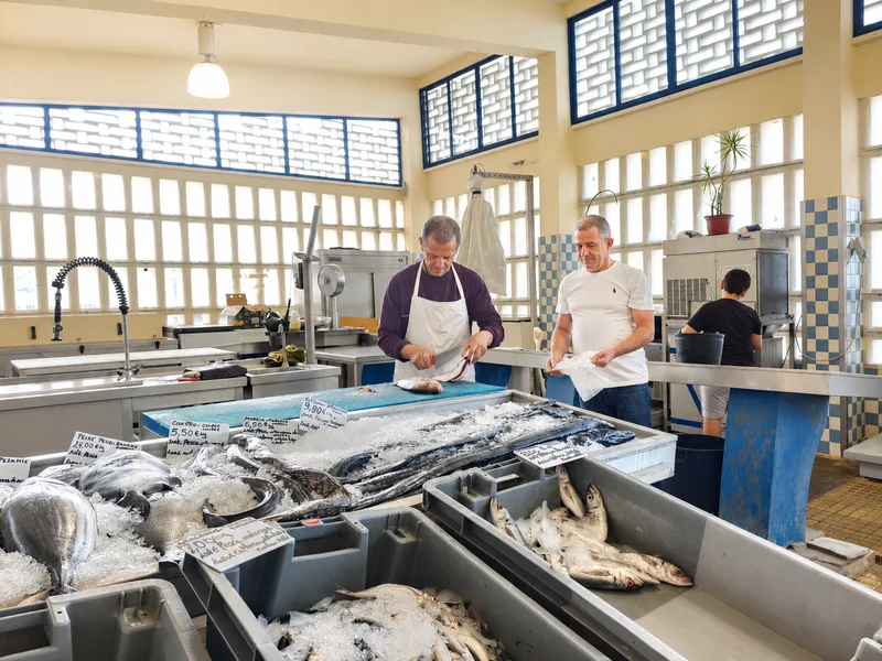 O Sr. António e o Sr. José na banca do peixe do Mercado de Santa Cruz