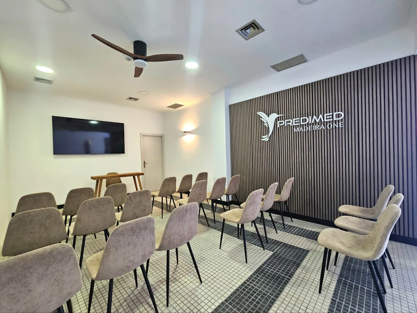 Sala de forma&ccedil;&atilde;o da Predimed Madeira One, com o log&oacute;tipo na parede