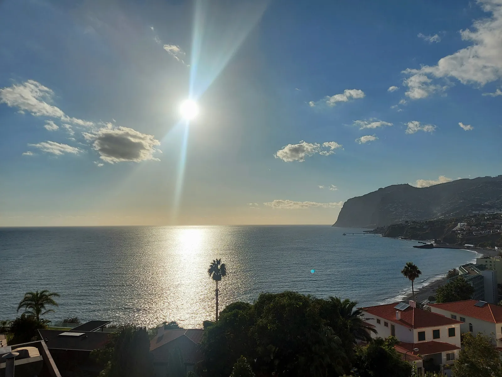 O sol sobre o mar na costa sul da Madeira