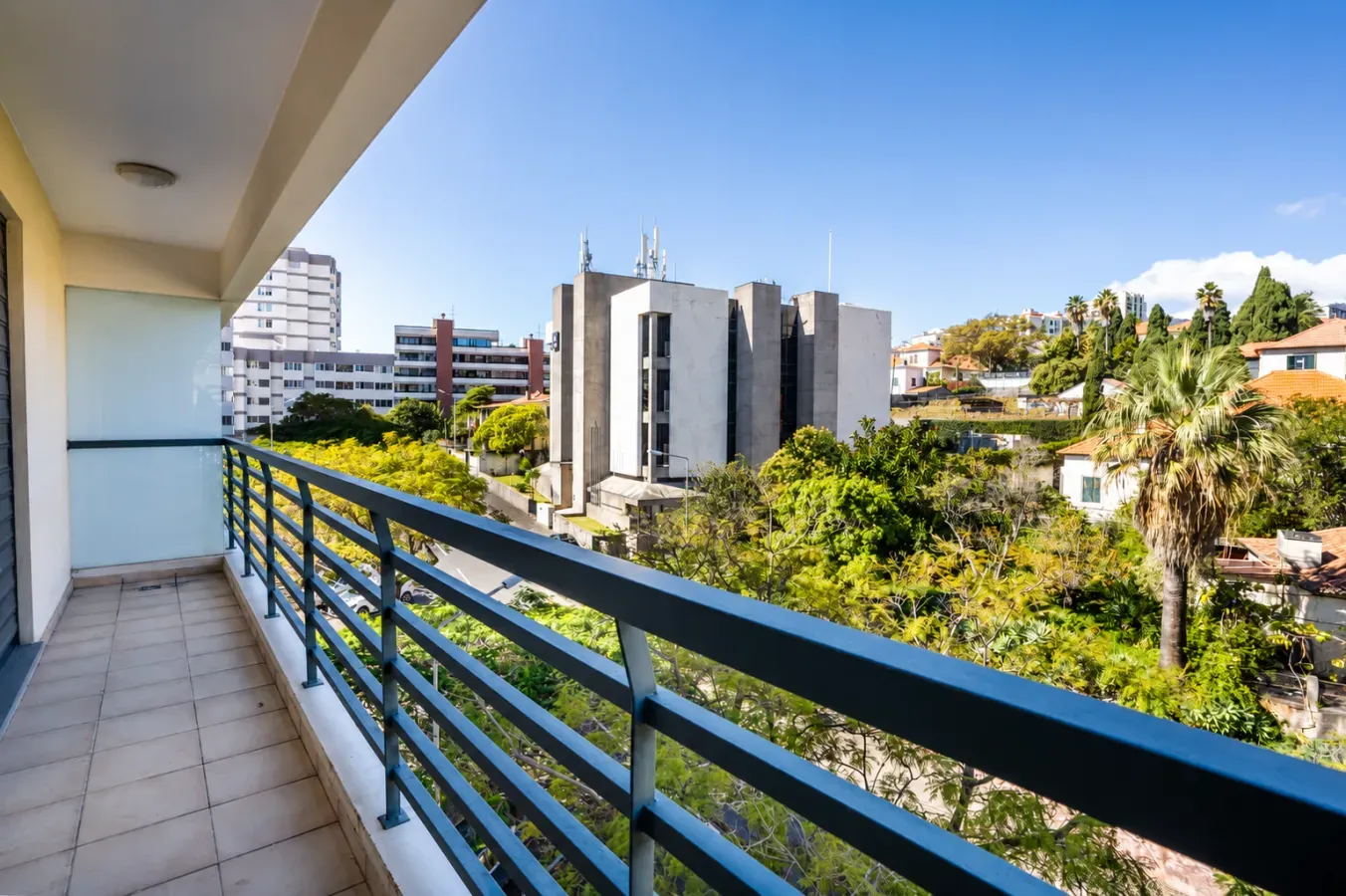 ChatGPT Image 12_05_2026, 00_17_39 Viver Entre o Sol e a Montanha. T3 Exclusivo perto do Centro do Funchal