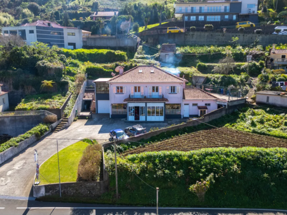 Moradia T3 e Restaurante em Machico