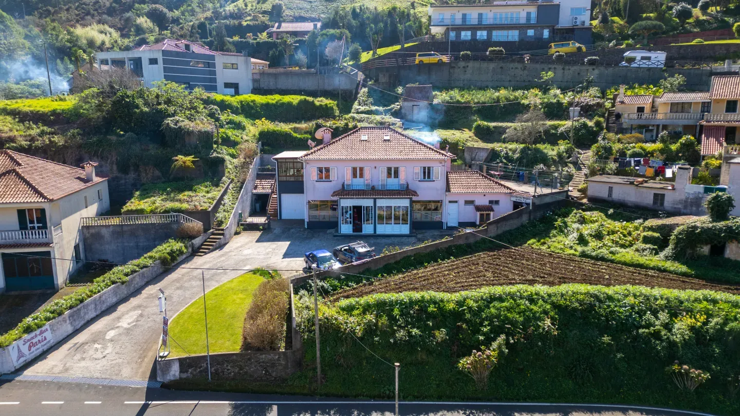 Moradia T3 e Restaurante em Machico