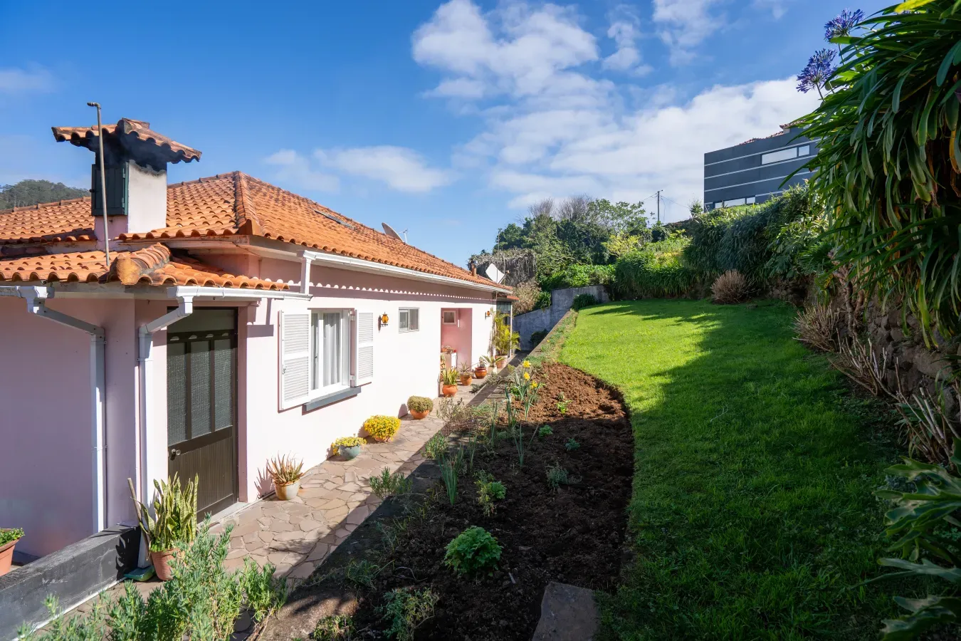 Moradia T3 e Restaurante em Machico